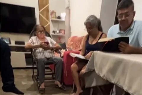 Casal inspira ao celebrar 10 anos de leitura diária da Bíblia: “Palavra é disciplina”