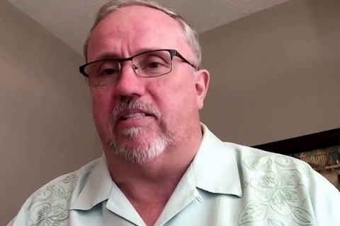 Ex-policial supera coma e testemunha encontro com Jesus após 34 anos de vício em álcool