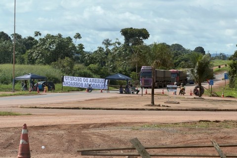 PROTESTO É RETOMADO: Mesmo com decisão judicial, manifestantes voltam a bloquear a BR-364 em Rondônia