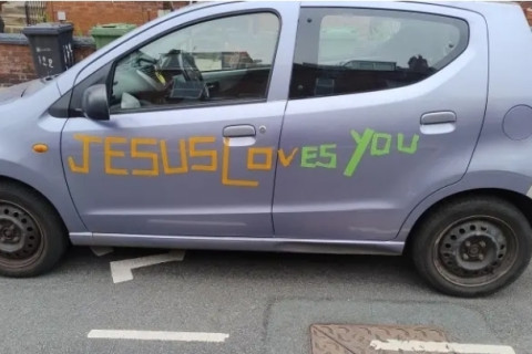Motorista afirma ter seguro cancelado por adesivos com mensagens sobre Jesus
